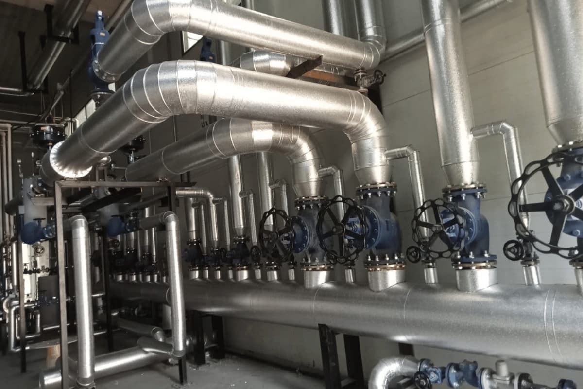 Petkim endüstriyel boru izolasyonu, yüksek sıcaklık yalıtımı ve vana ceketi uygulaması - İzoplus Teknik Çözümler.