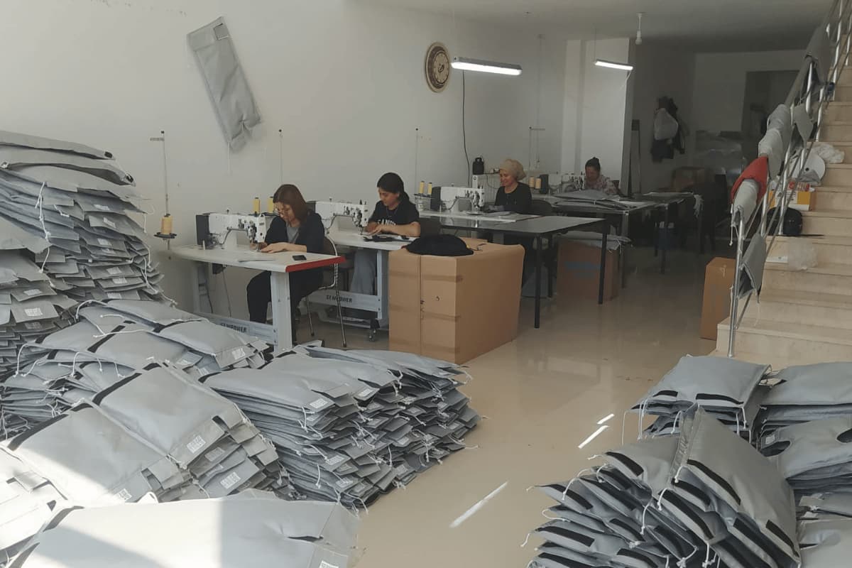 vana ceketi üretimi sırasında çalışan ekip ve izolasyon ceketi imalat süreci
