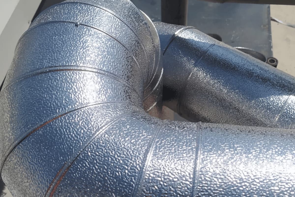 Kars Çıldır'daki Hidroelektrik Santrali tesisinde gerçekleştirilen endüstriyel tank ve boru izolasyonu montaj çalışması.
